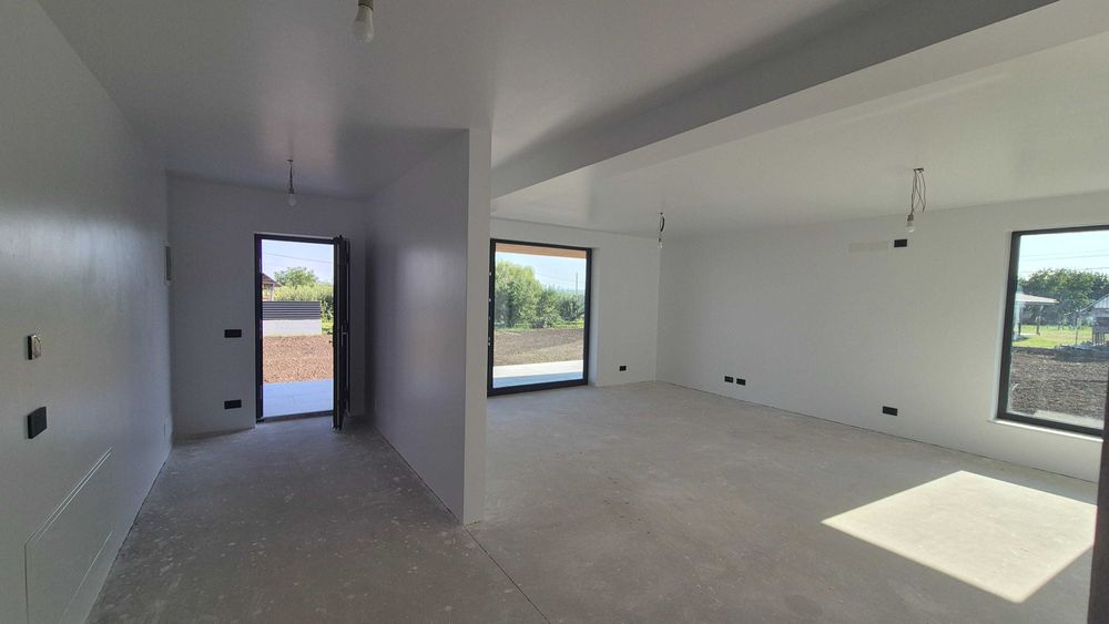 Interior luminos pentru casă nouă pe parter lângă Suceava